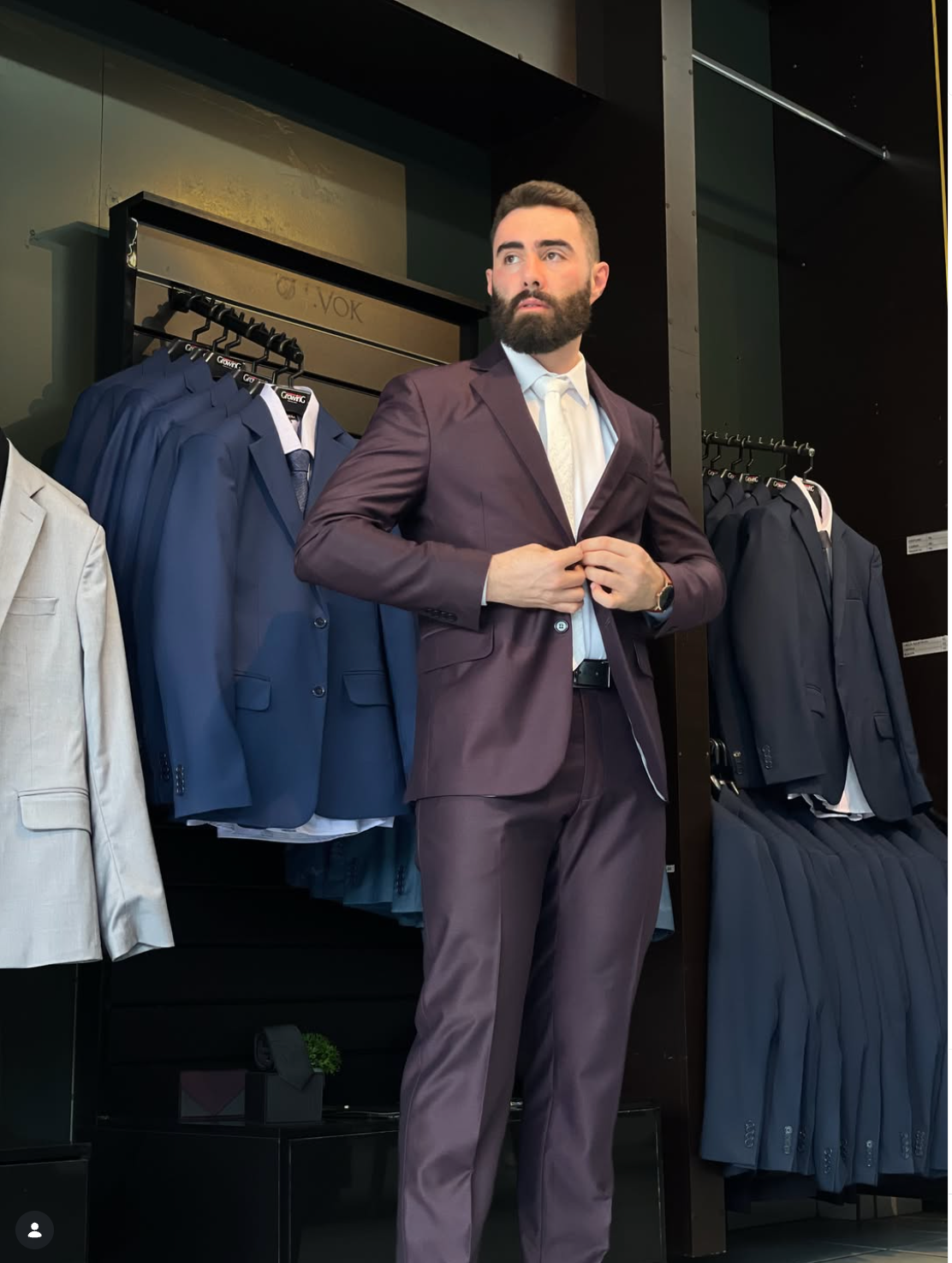 Cliente experimentando um traje elegante na Growing Moda Masculina